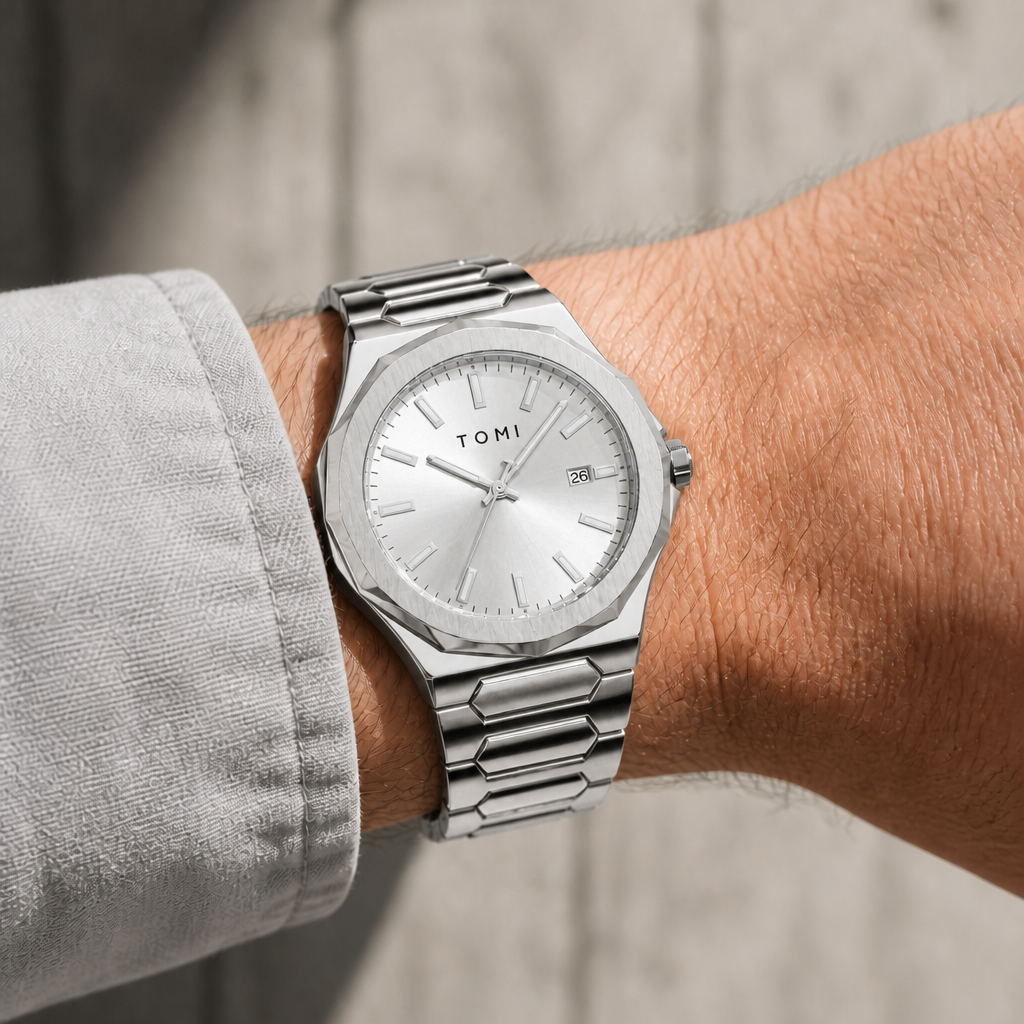 Montre argentée du coffret Marceau portée au poignet