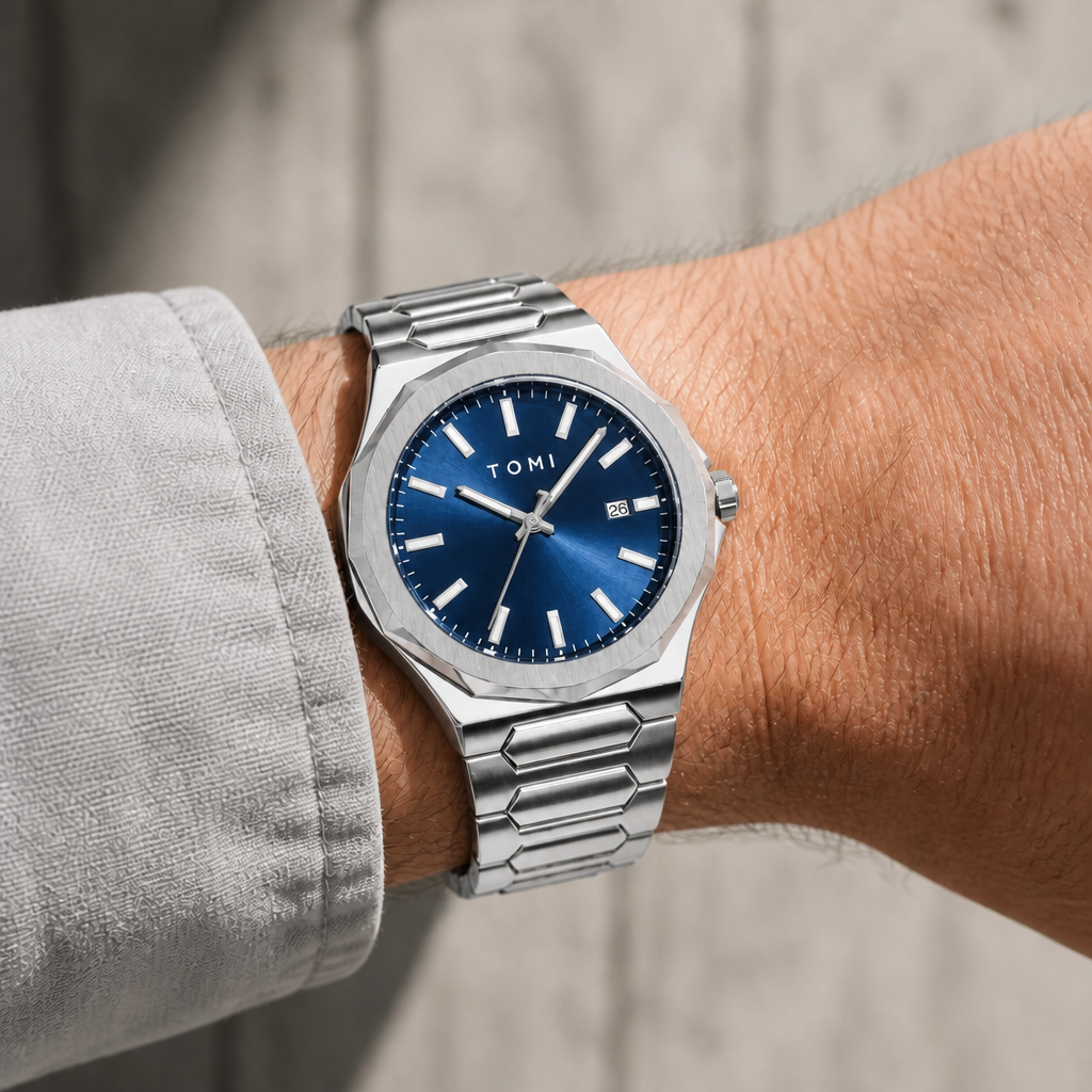 Montre à cadran bleu du coffret Marceau portée au poignet