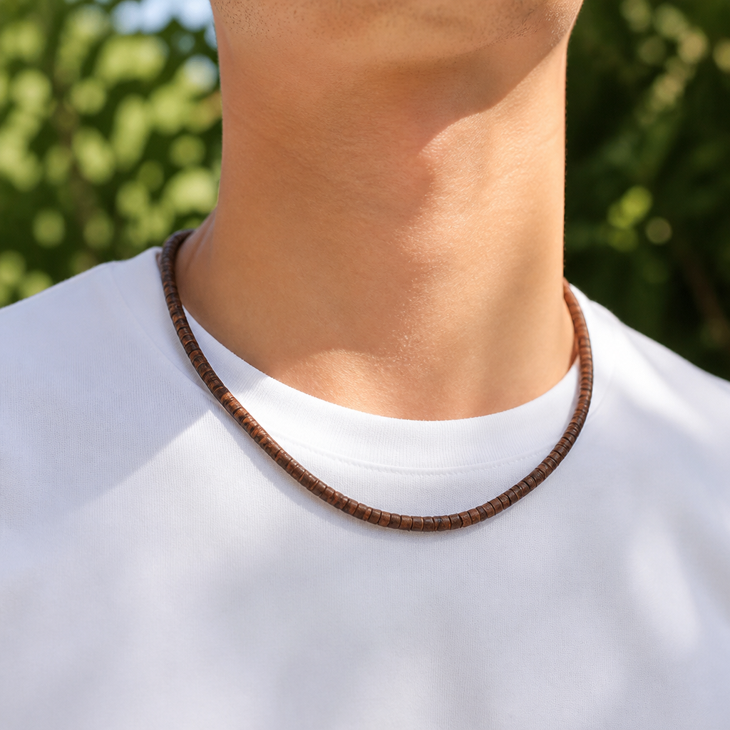 collier homme perles de bois marron porté au cou