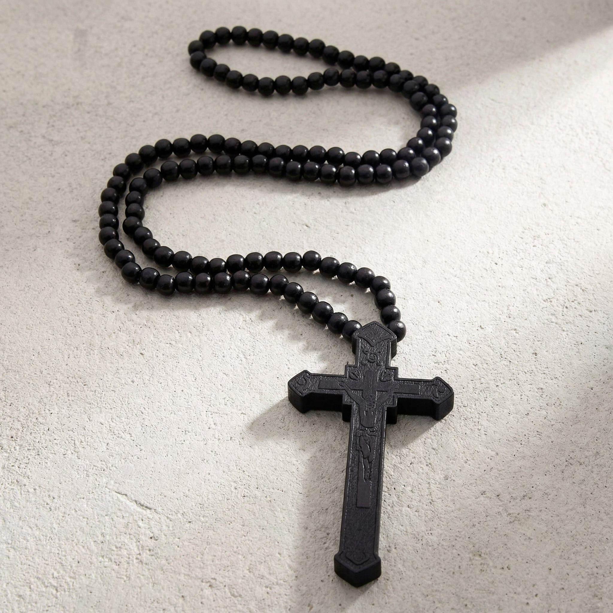 collier chapelet noir avec pendentif croix