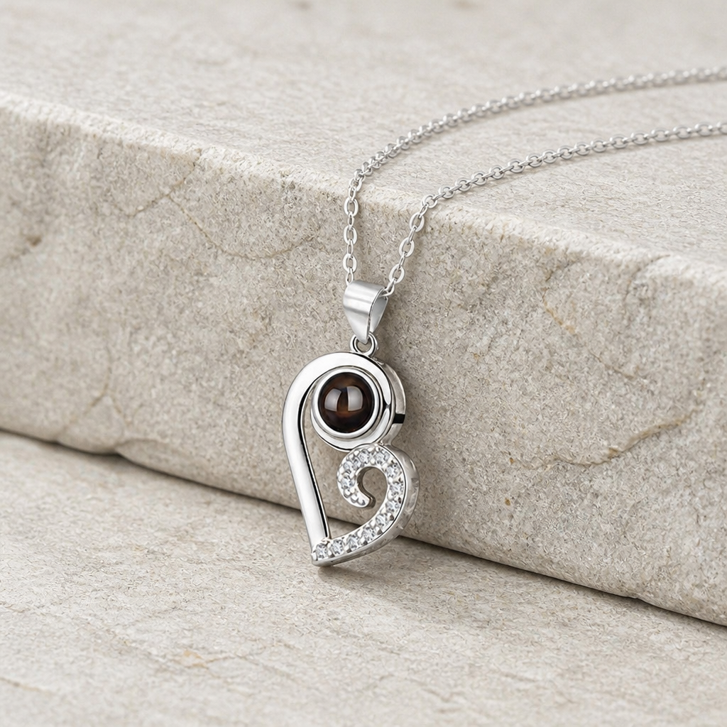 Demi-cœur argenté serti du collier couple photo, sur chaîne fine