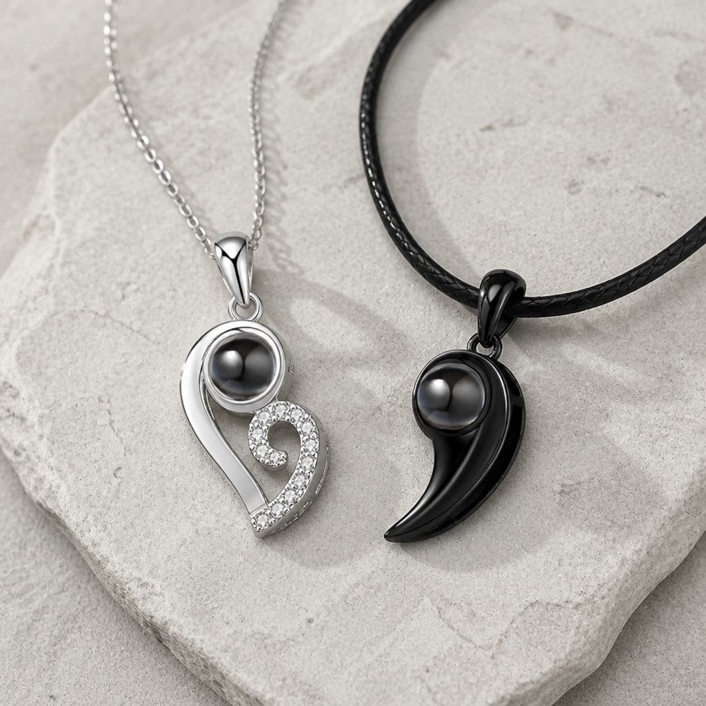Collier couple photo, demi-cœur argenté serti et demi-cœur noir