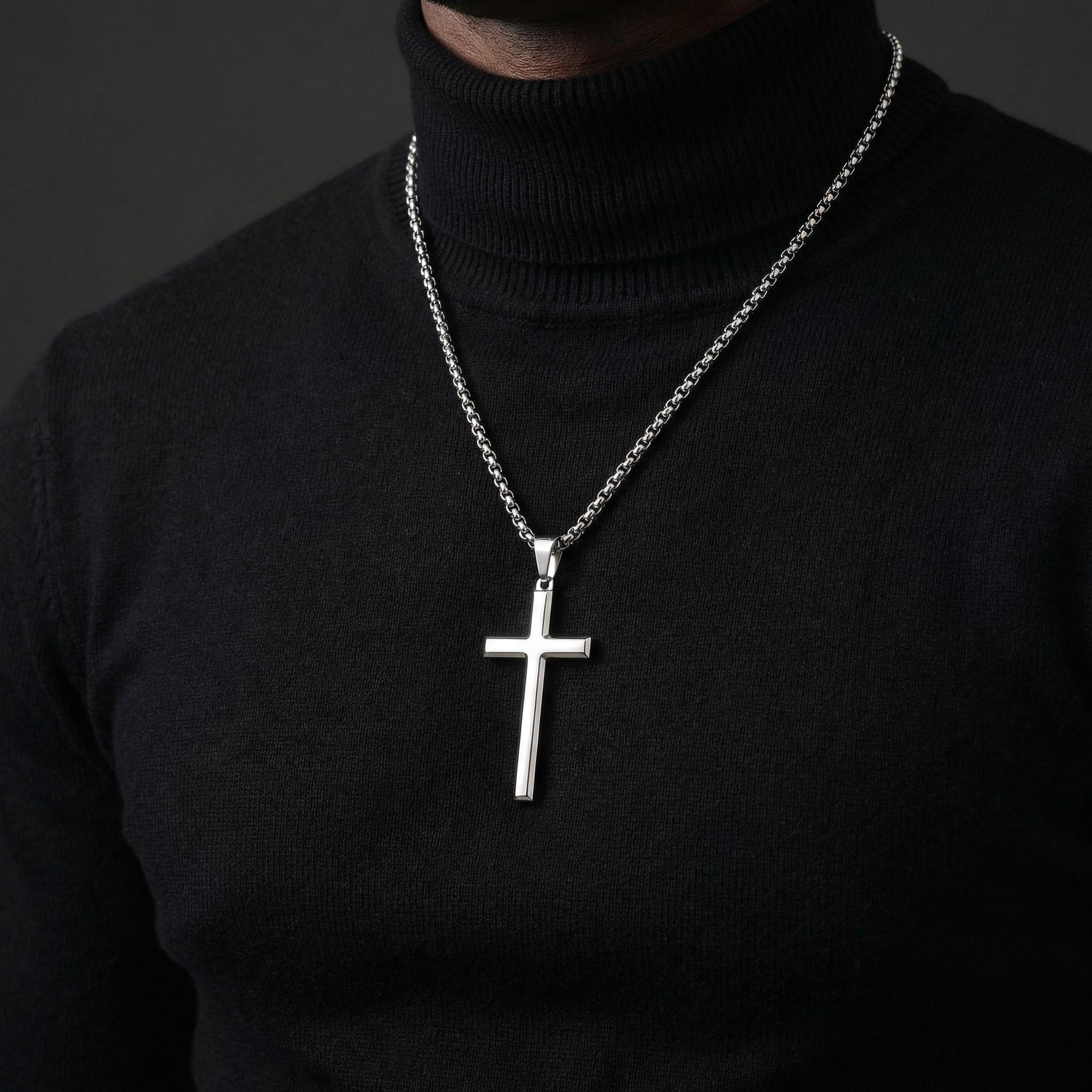 chaîne argentée avec pendentif croix chrétienne