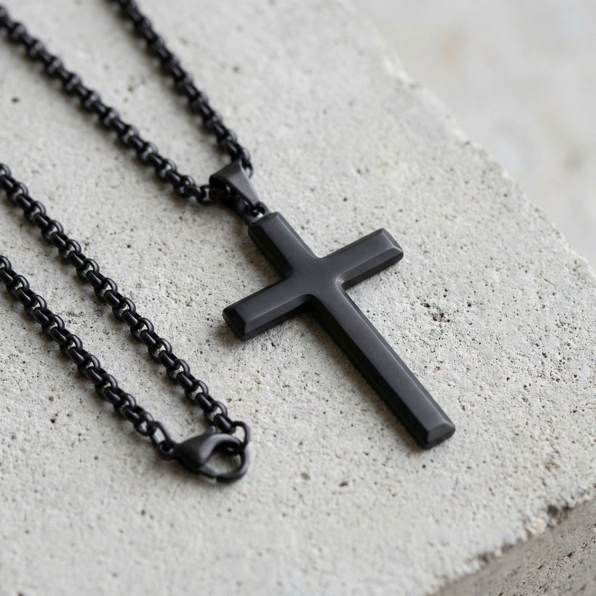 croix catholique noir en acier inoxydable