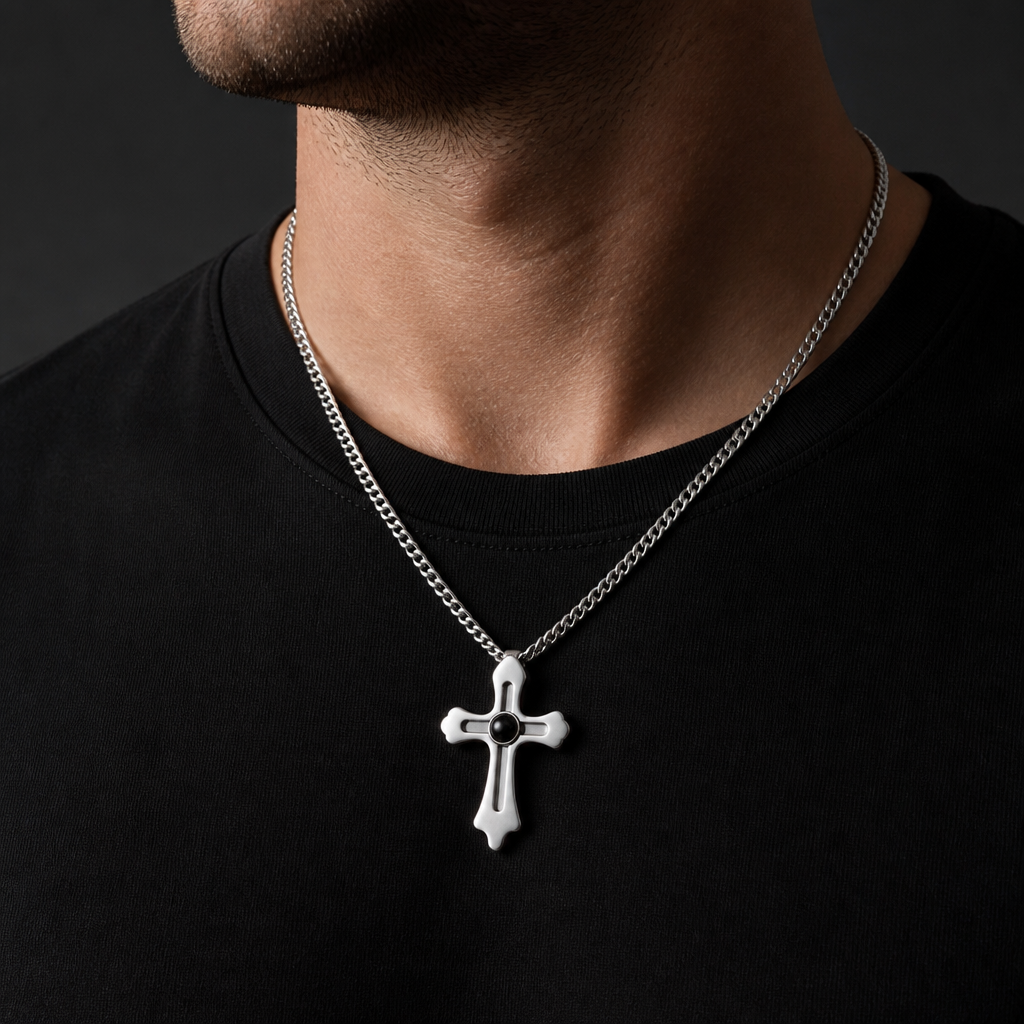 Collier croix photo homme argent porté sur un t-shirt noir