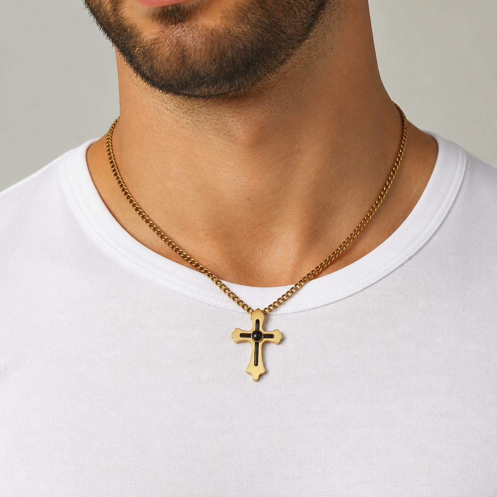 Collier croix photo homme doré porté sur un t-shirt blanc
