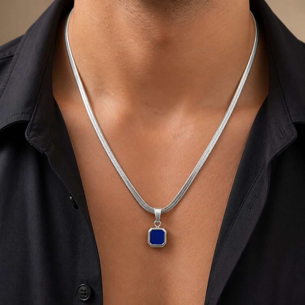 collier homme lapis lazuli porté pendentif bleu chaîne plate argent