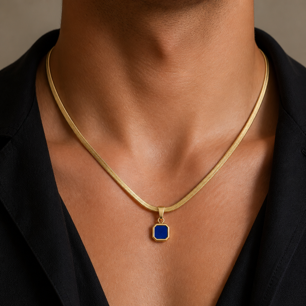 collier homme lapis lazuli porté pendentif bleu chaîne plate