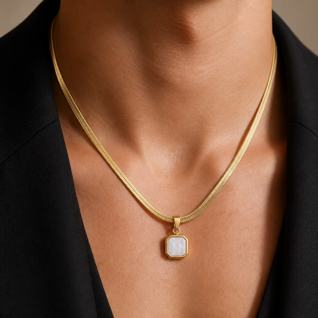collier homme nacre porté pendentif blanc chaîne plate or