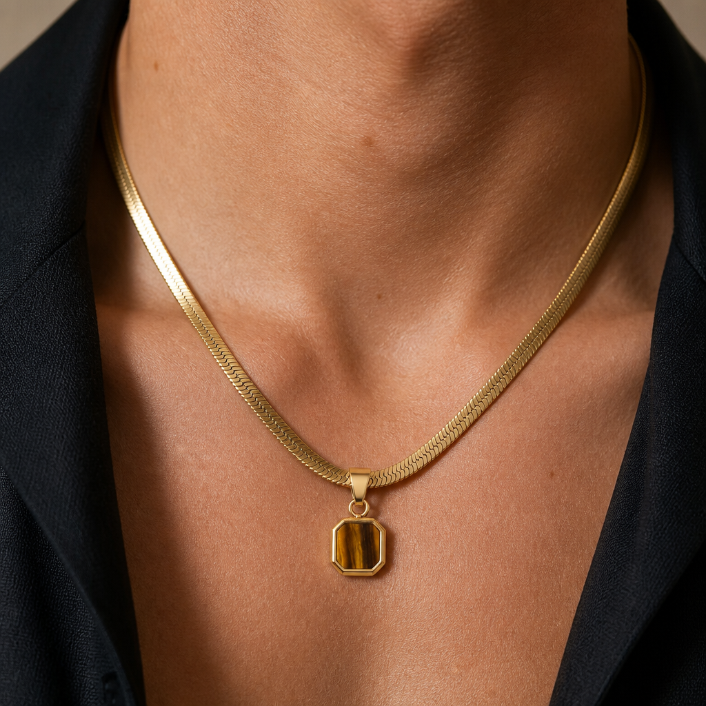 collier homme œil de tigre porté chaîne plate or acier