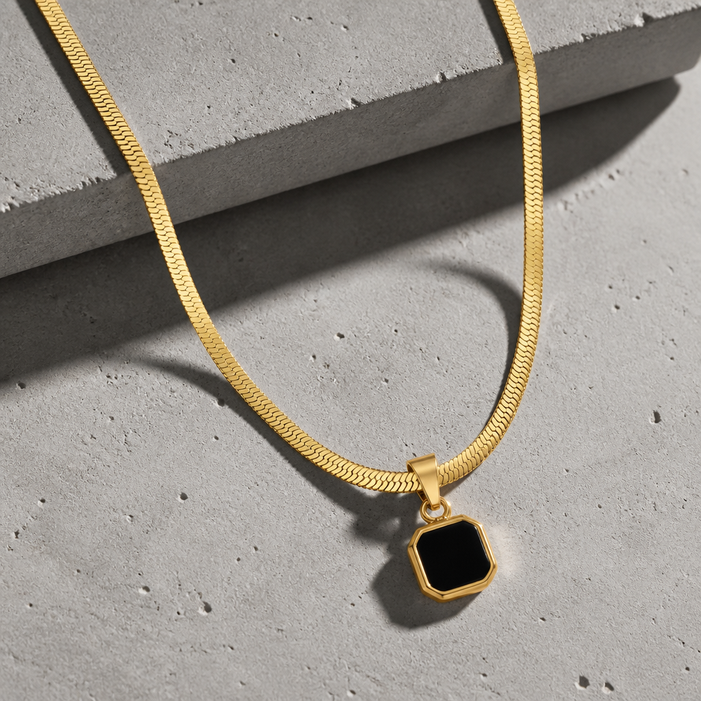 collier homme pendentif pierre noire chaîne plate or acier