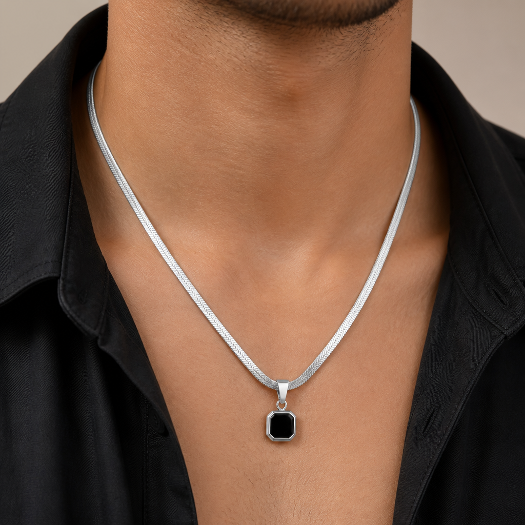 collier homme pendentif pierre noire porté chaîne plate argent