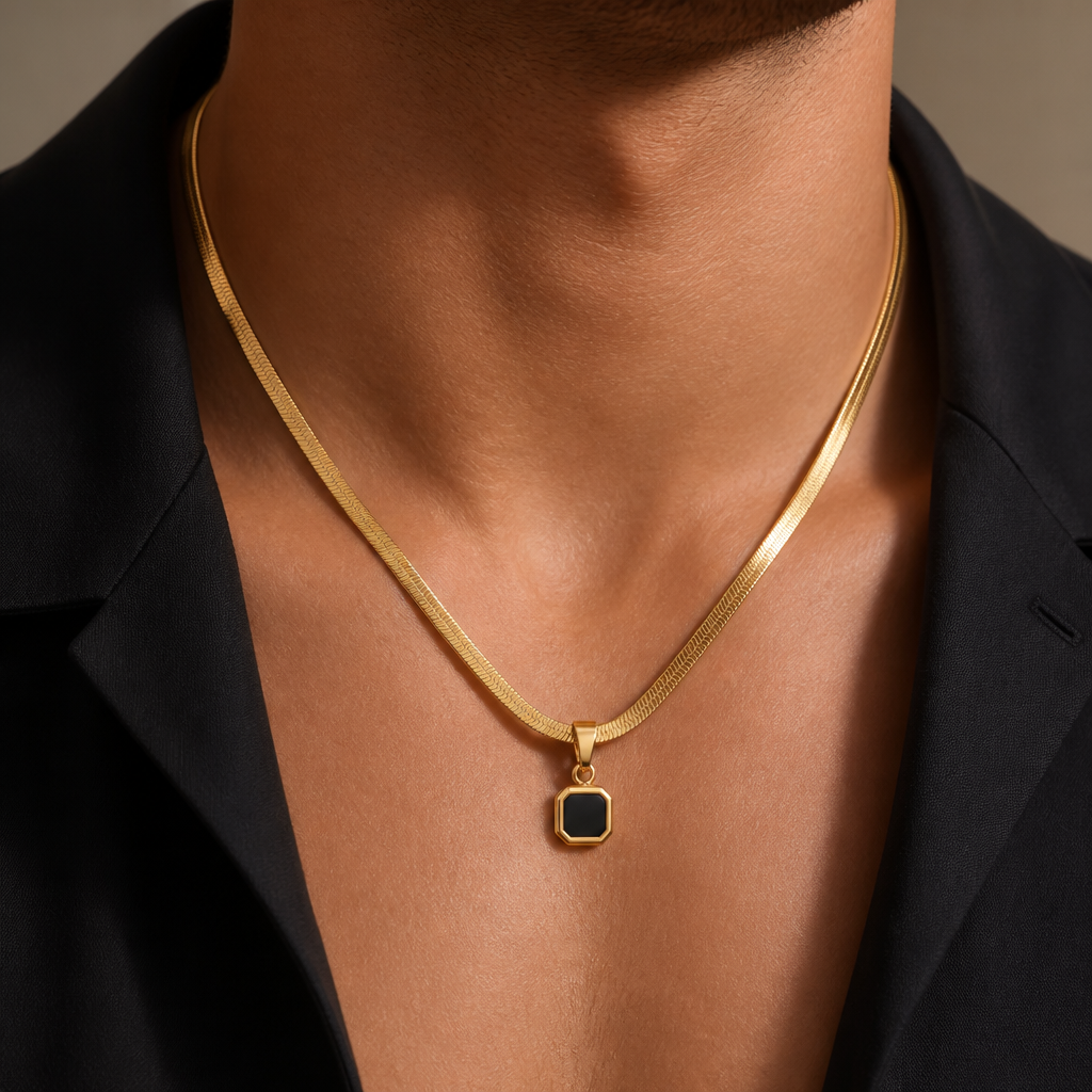 collier homme pendentif pierre noire porté chaîne plate or