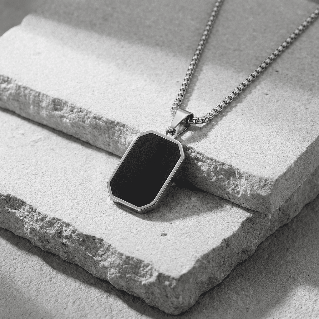 pendentif noir avec chaine argent pour homme
