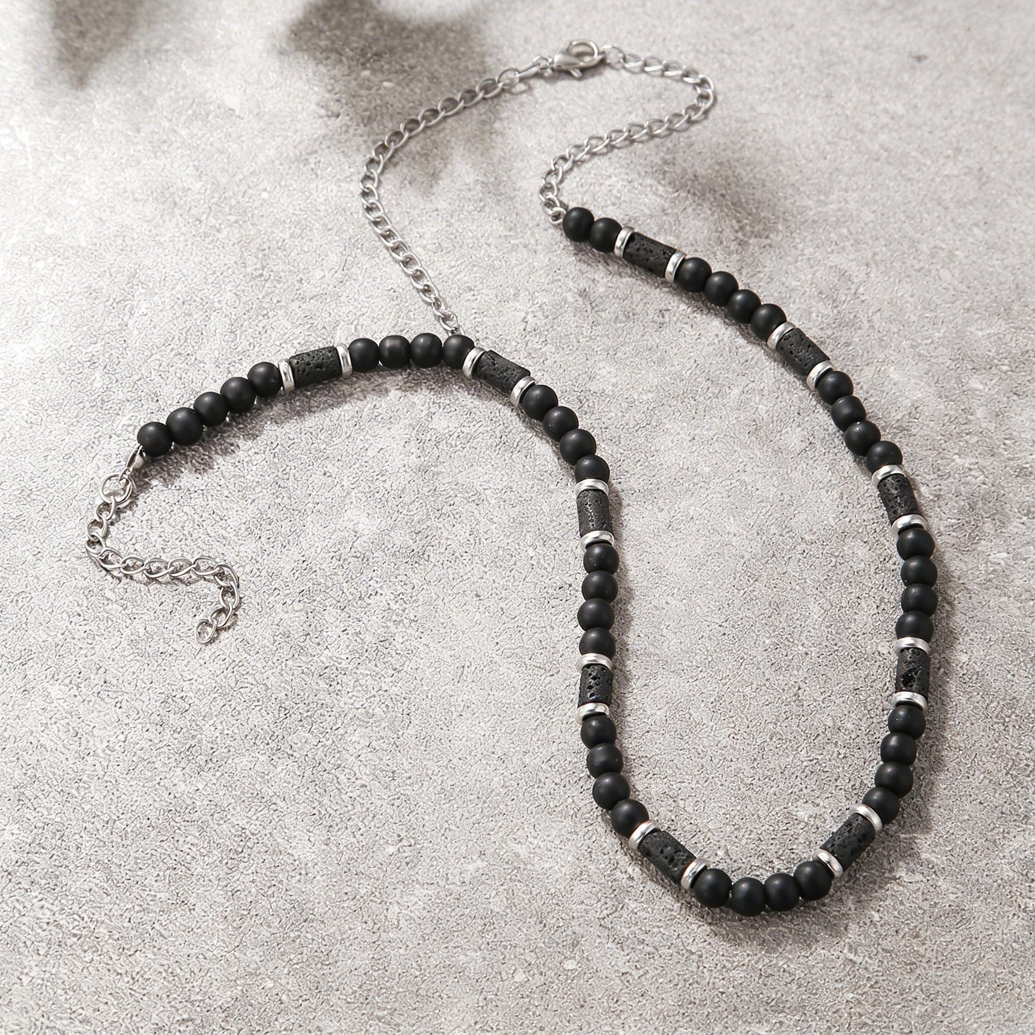collier homme perle lave texture rugueuse acier