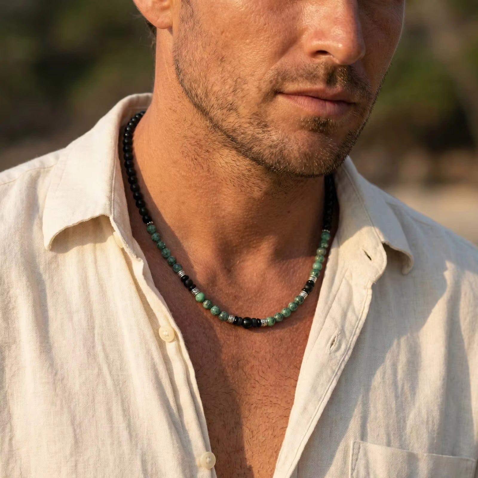 collier pierre homme vert porté acier
