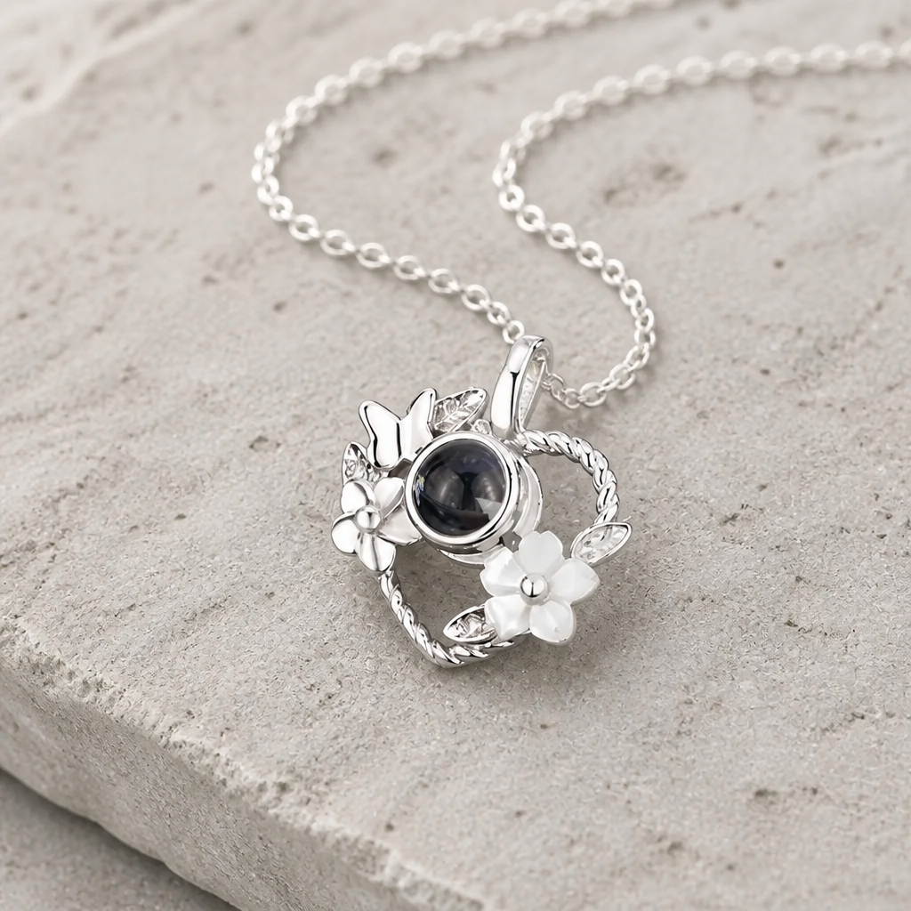 Des Finitions Exemplaires - Collier Photo Cœur Fleuri en Argent 925