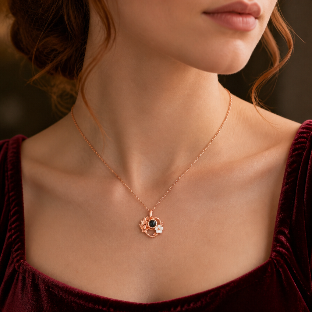 Collier photo cœur fleuri or rose porté par une femme
