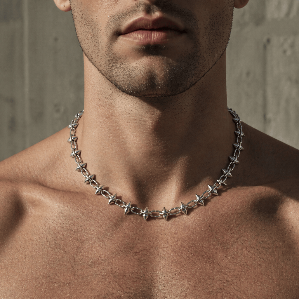 collier ras de cou homme argent porte au cou