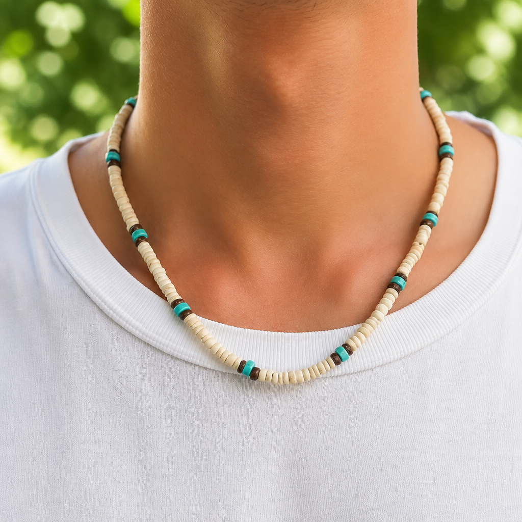 collier homme perles de bois porté look surfeur plage