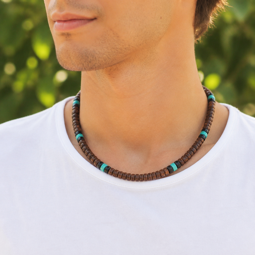 collier homme perles bois noir turquoise porté au cou