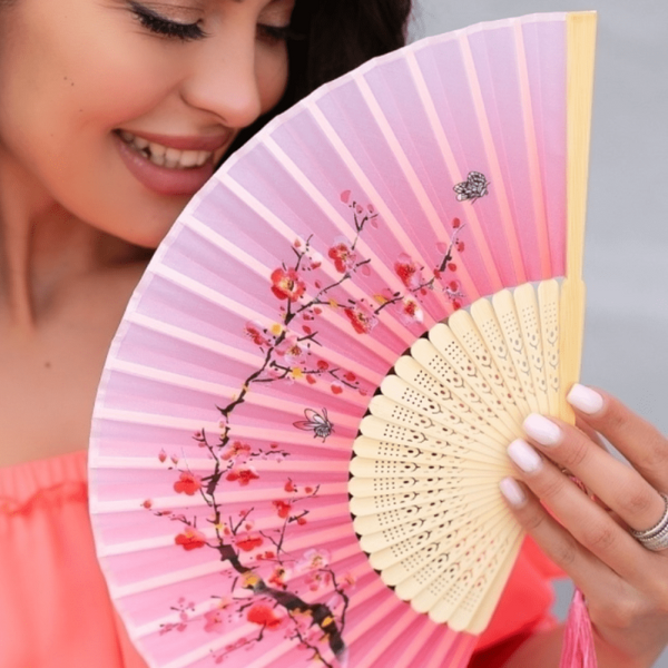 EVENTAIL JAPONAIS ROSE FLEURS DE CERISIER ET PAPILLONS