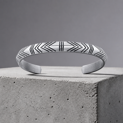 Jonc Bracelet Homme en Acier, Motif Chevrons Gravé