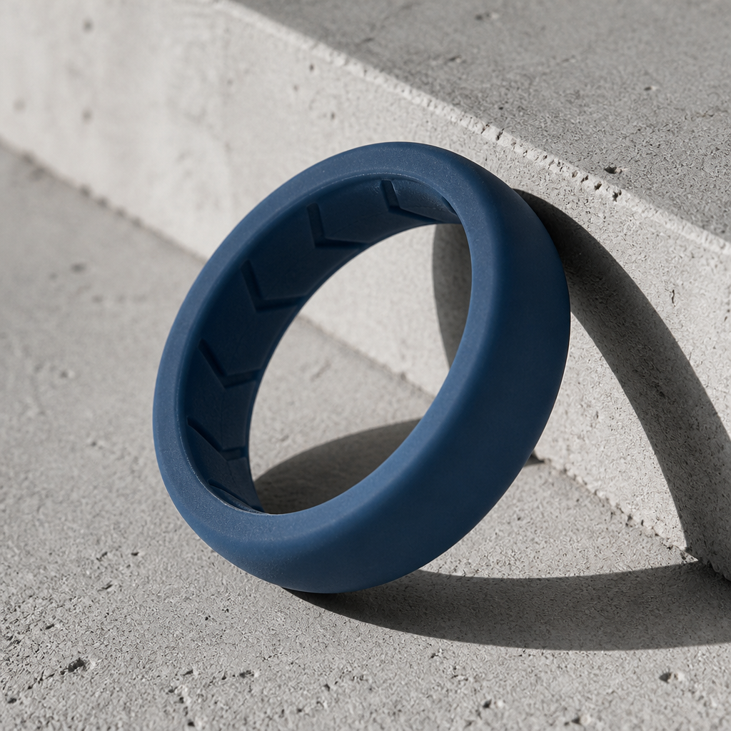 Bague en silicone bleu pétrole vue de près, rainures en chevrons sur la face intérieure