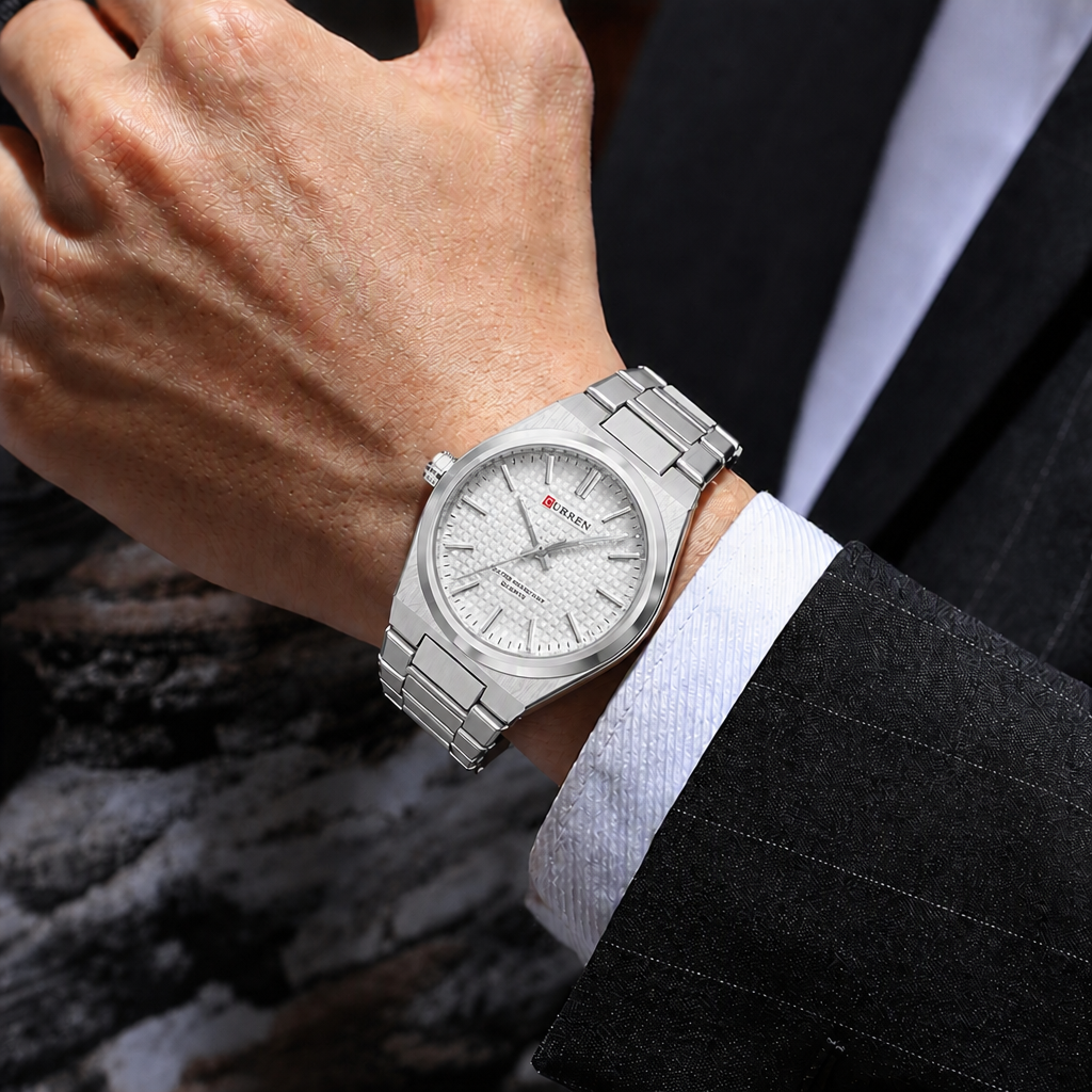 Montre à aiguilles homme ronde en acier à cadran blanc texturé, portée au poignet
