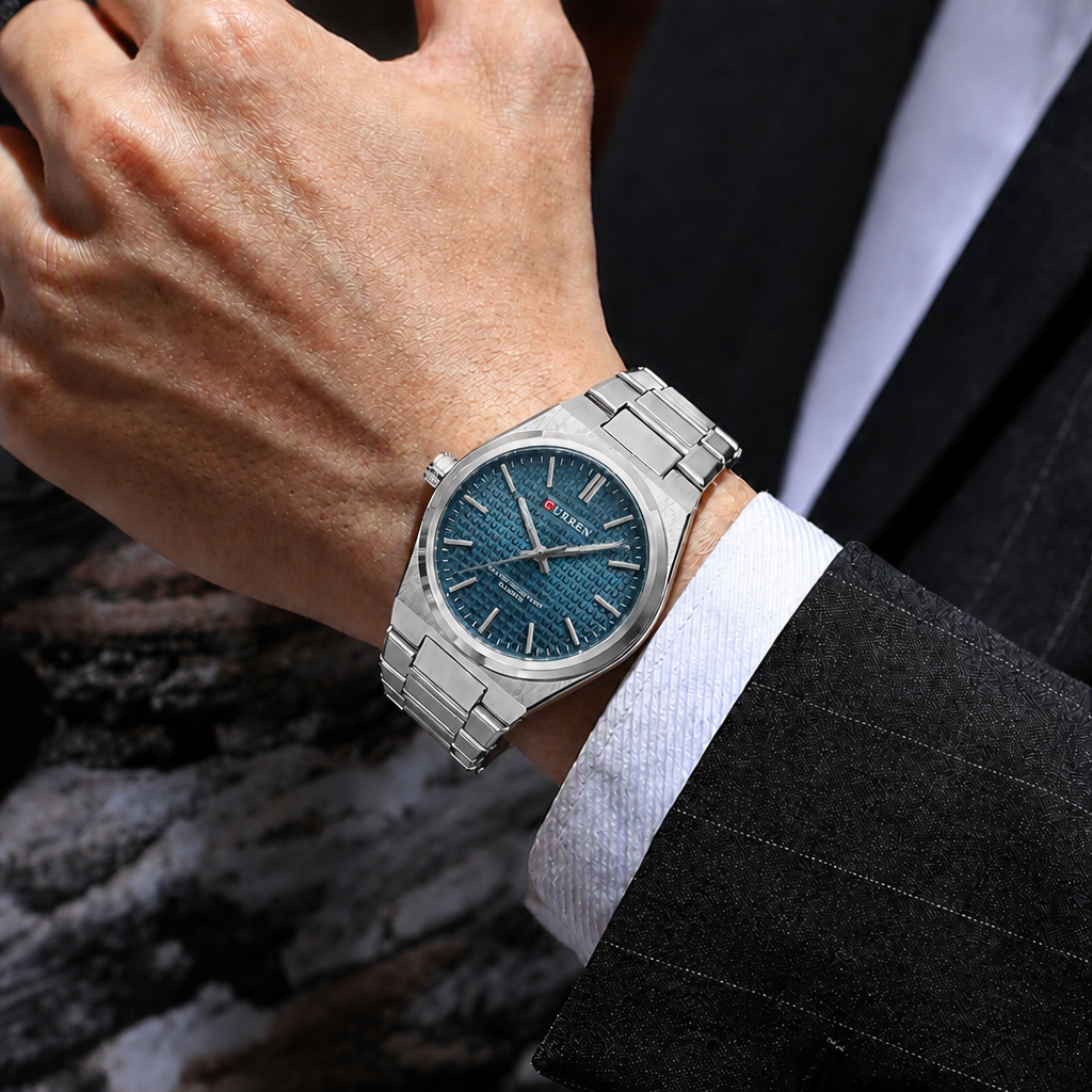 Montre à aiguilles homme ronde en acier à cadran bleu pétrole, portée au poignet
