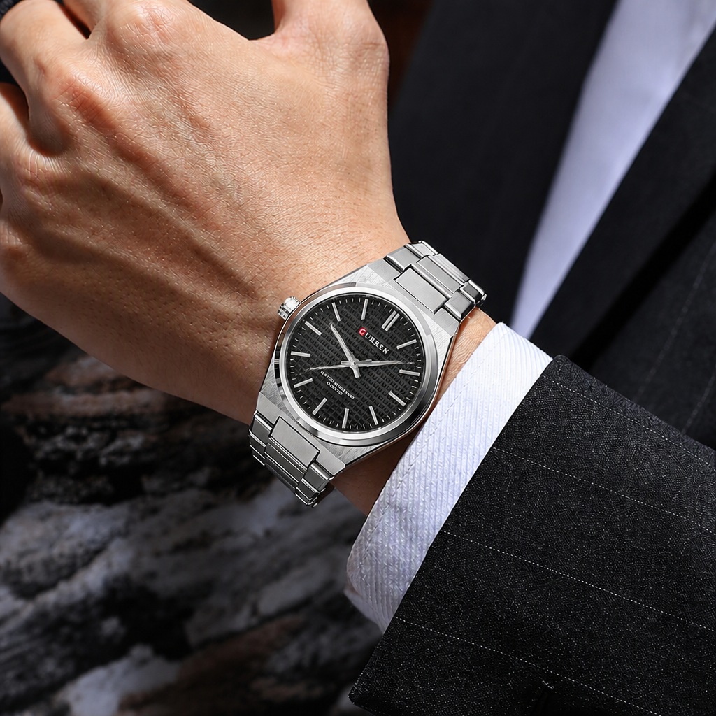 Montre à aiguilles homme ronde en acier à cadran noir texturé, portée au poignet