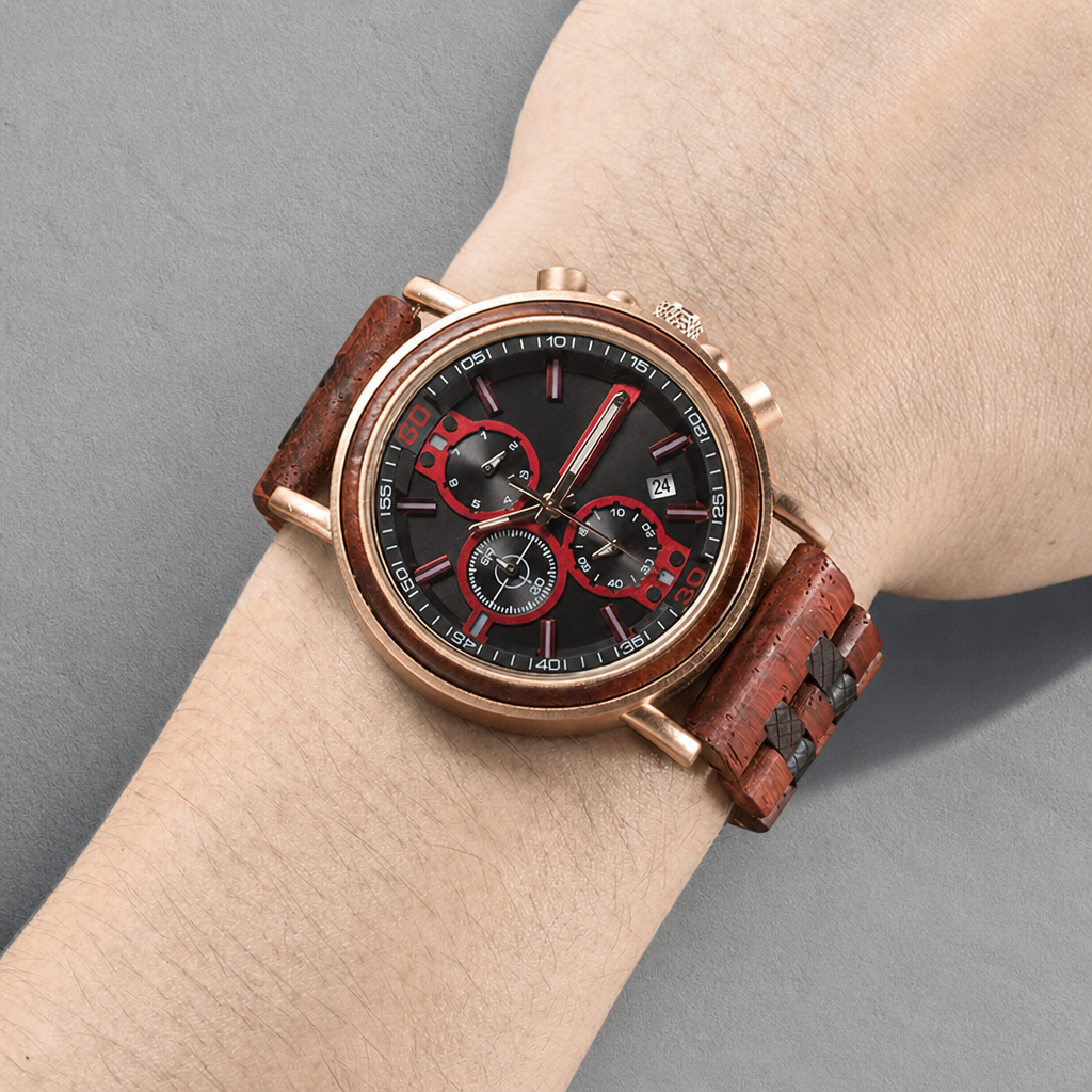 Montre bracelet bois homme portée au poignet, finition tout bois à lunette bronze