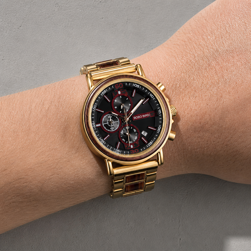 Montre bracelet bois homme portée au poignet, finition or et bois