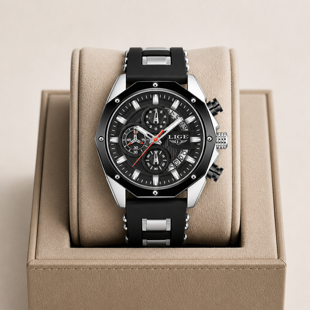Montre bracelet silicone homme acier et noir posée dans son écrin en cuir beige