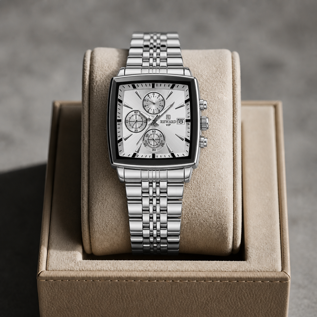 Montre carrée homme argent à cadran blanc posée dans son écrin en cuir beige