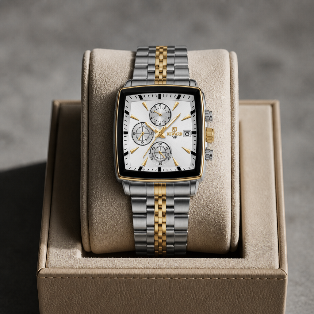 Montre carrée homme argent et or posée dans son écrin en cuir beige