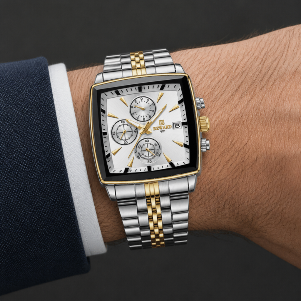 Montre carrée homme chronographe bicolore argent et or portée au poignet