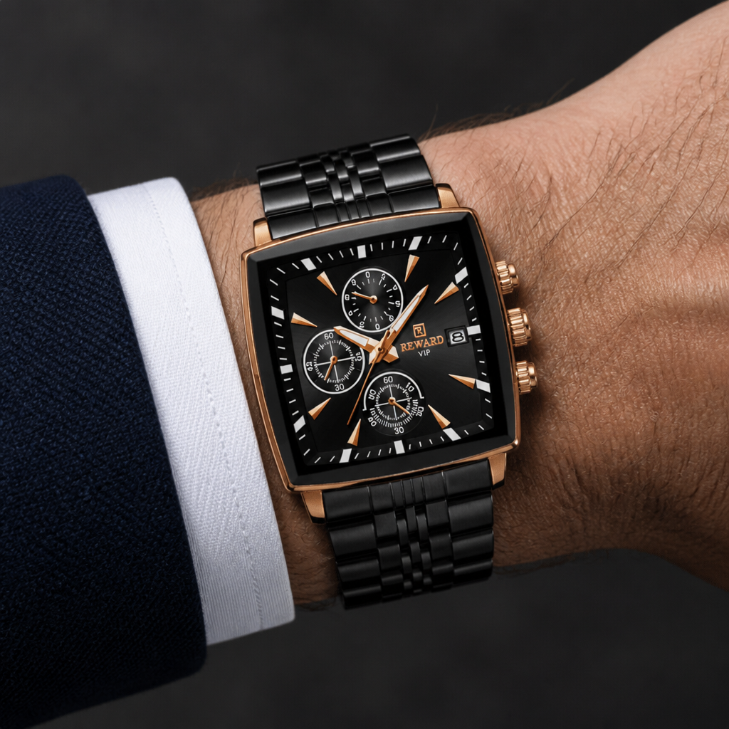 Montre carrée homme chronographe noire et or rose portée au poignet