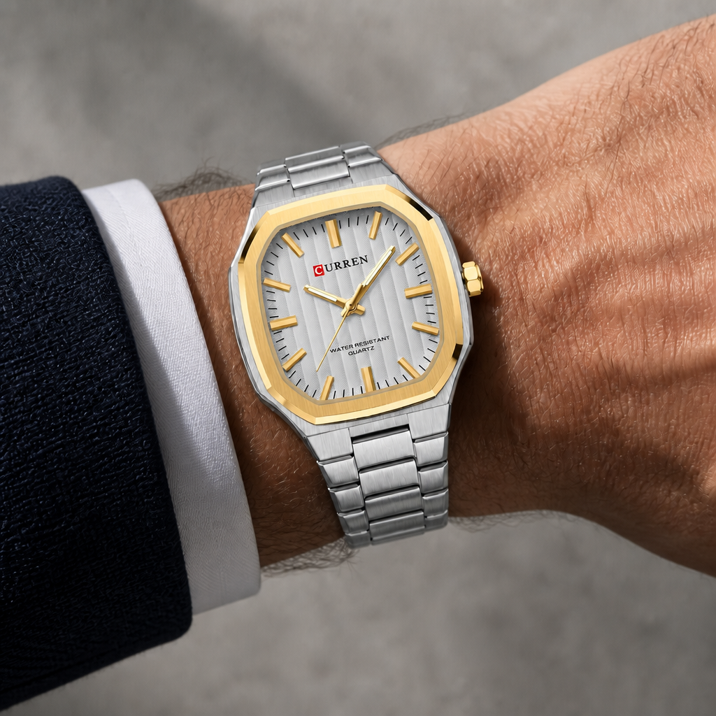 Montre carrée à cadran blanc et lunette dorée portée au poignet