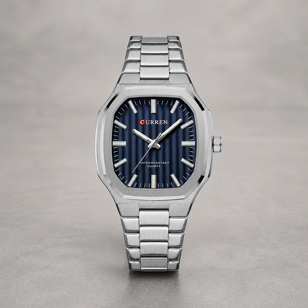 Montre classique homme carrée à quartz, cadran bleu cannelé et bracelet acier, sur béton