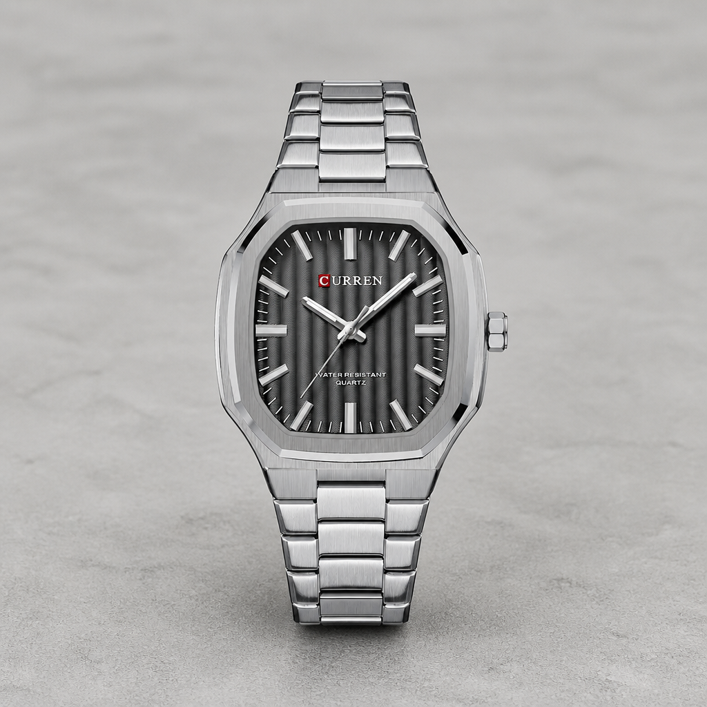 Montre classique homme carrée à cadran gris anthracite cannelé, bracelet acier, sur béton