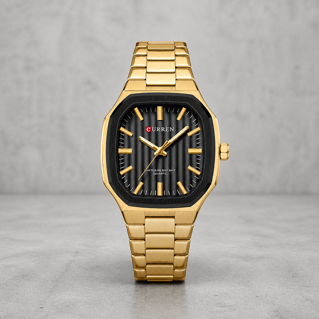 Montre classique homme carrée dorée à cadran noir cannelé, sur béton