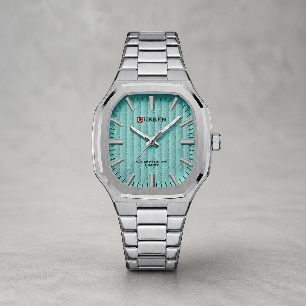 Montre classique homme carrée à cadran vert d'eau cannelé, bracelet acier, sur béton