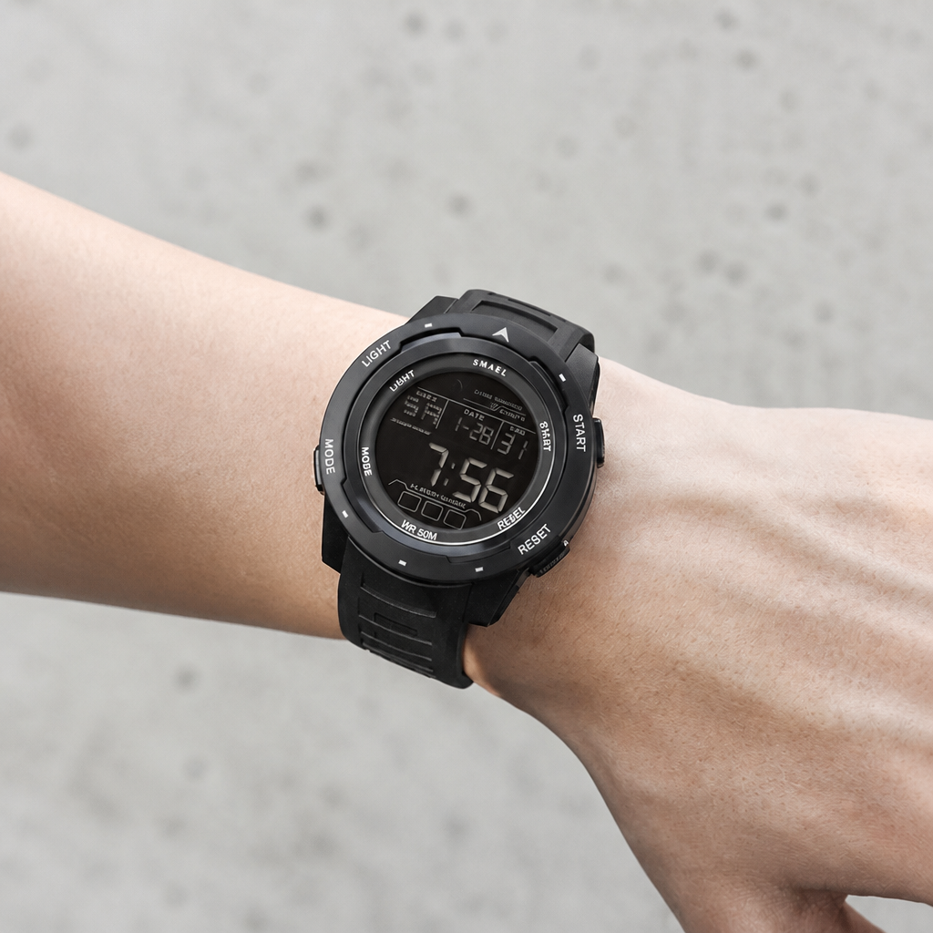 Montre digitale sport homme Victor noire portée au poignet