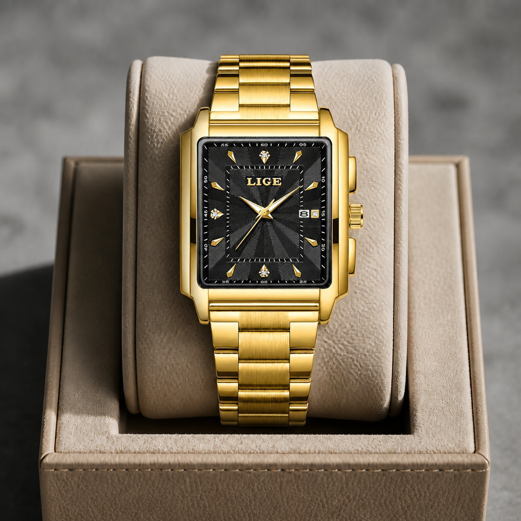 Montre carrée dorée à cadran noir présentée dans un écrin en cuir beige