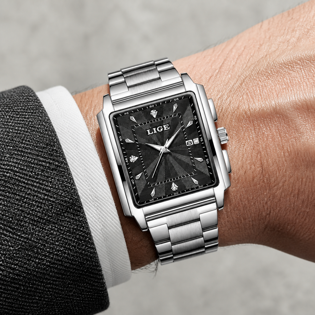 Montre élégante homme carrée portée au poignet, cadran noir guilloché et bracelet acier