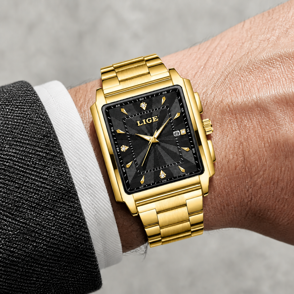 Montre carrée dorée à cadran noir portée au poignet sous une manchette de chemise