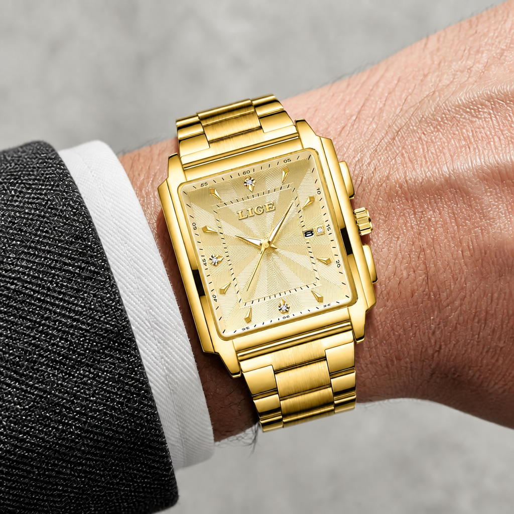 Montre carrée entièrement dorée portée au poignet sous une manchette de chemise