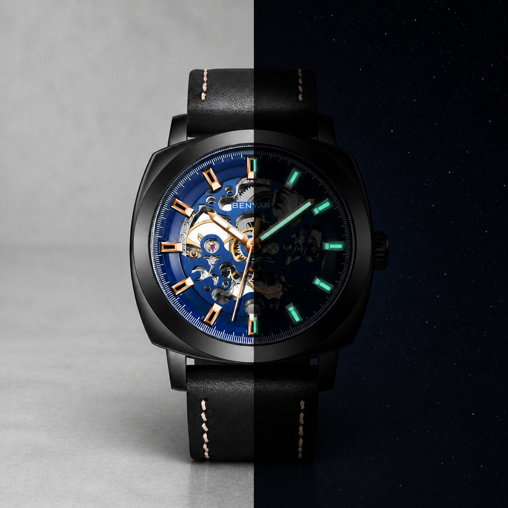 Aiguilles et index luminescents verts de la montre squelette vus de jour et dans l'obscurité