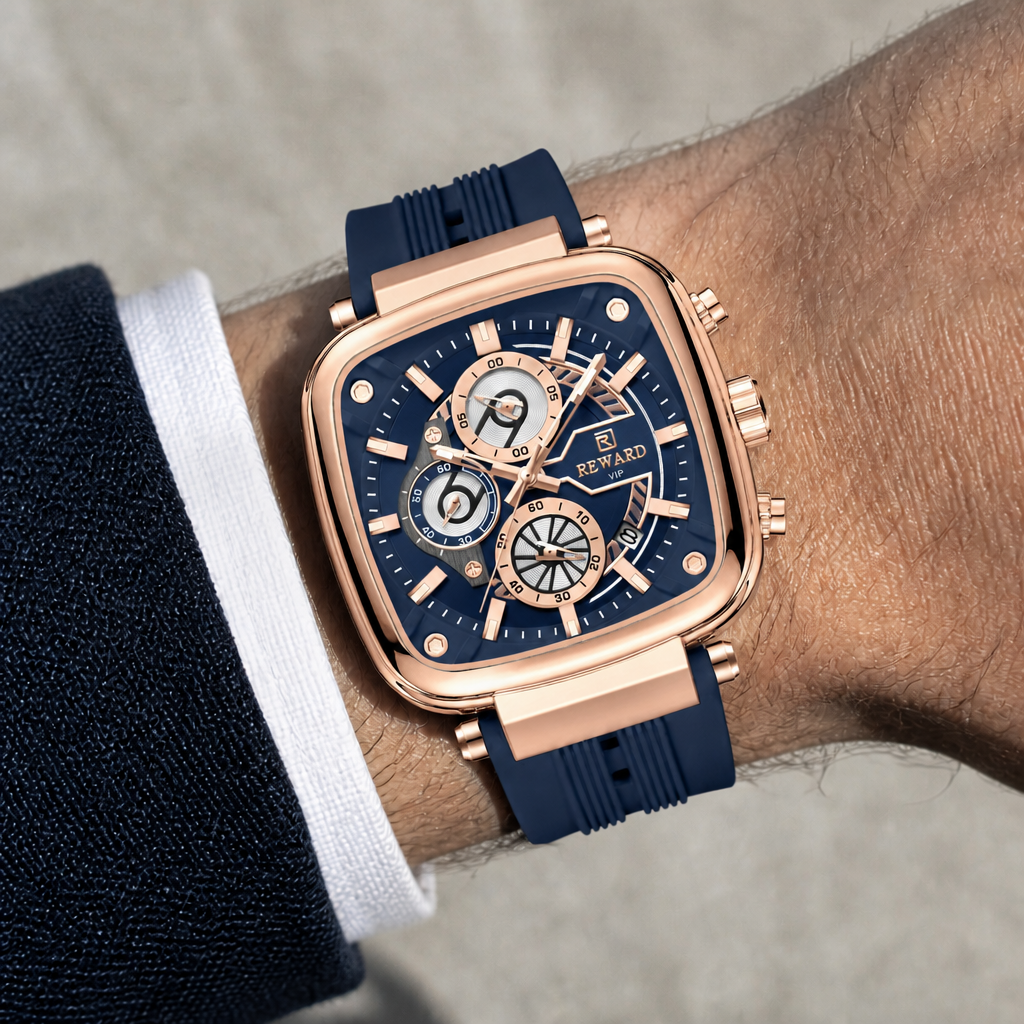 Montre homme cadran bleu et or rose à bracelet silicone bleu portée au poignet